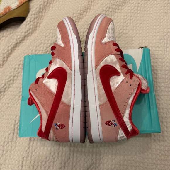 Nike SB Dunk Low Strangelove Size 8.5 US Men - Picture 4 of 11